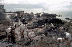 Pollution Erika : nettoyage des rochers [© Cedre]
