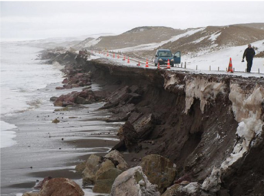 Destruction de route à la suite de l'érosion